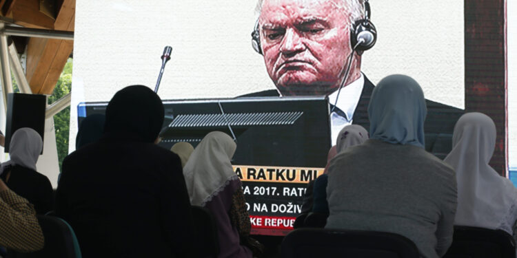 Srbi slave Mladićevu smrt: ‘Crklo govedo, dabogda mu sve prokleto bilo’