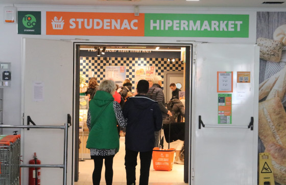 Studenac donirao više od pola tone hrane i gotovo pet tisuća litara vode na požarišta u Omišu, Potomju i Pučišćima