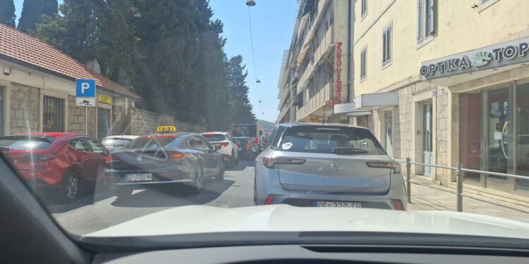 Teški krkljanac u Zvonimirovoj: Do trajektne luke vozi se puževim korakom