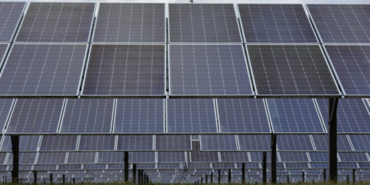 Trump uvodi mjere za nadmetanje s Kinom u područjima solarne energije i čipova
