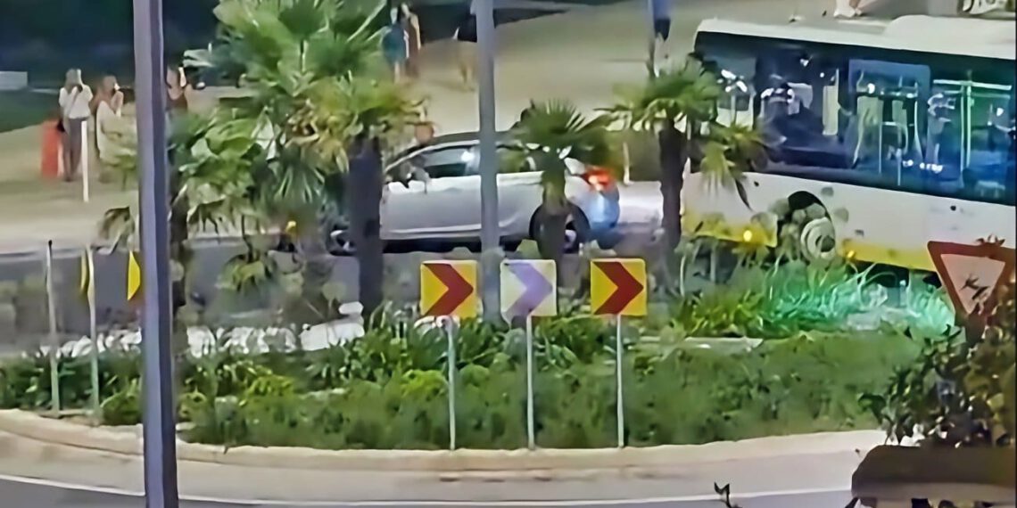 “Tu je tako svaki dan, a pauka nigdje nema kad ga trebaš”: Auto ostao u kružnom toku, autobus morao čekati vozača