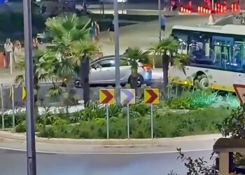 “Tu je tako svaki dan, a pauka nigdje nema kad ga trebaš”: Auto ostao u kružnom toku, autobus morao čekati vozača