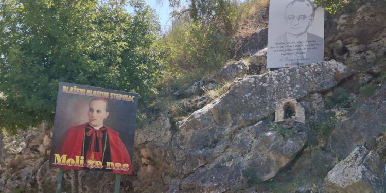U Donjem Sitnom postavljen plakat Franje Tuđmana u povodu Dana pobjede