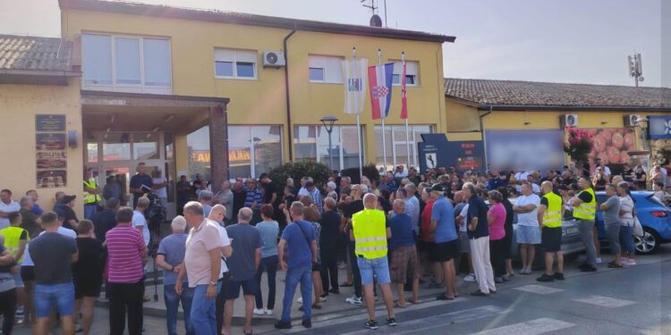 U jednoj našoj općini digli cijene režija za 400 posto: Mještani izašli na ulice