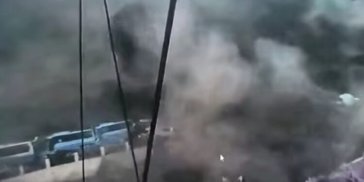 U katastrofi u Nepalu poginulo najmanje 95 osoba, nestalo više od 380: Broj žrtava raste