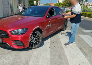 UŽAS U LAPADU Napadači palicama oštetili vozilo srpskih tablica, dvije osobe ozlijeđene (FOTO)