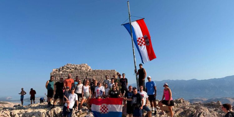 Usponom na najviši vrh Paga, na otoku obilježena 31. obljetnica Oluje