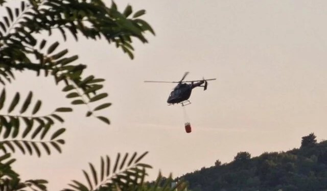 VIDEO Helikopter gasi požar kod Trebinja, vatrogasci i mještani obranili kuće