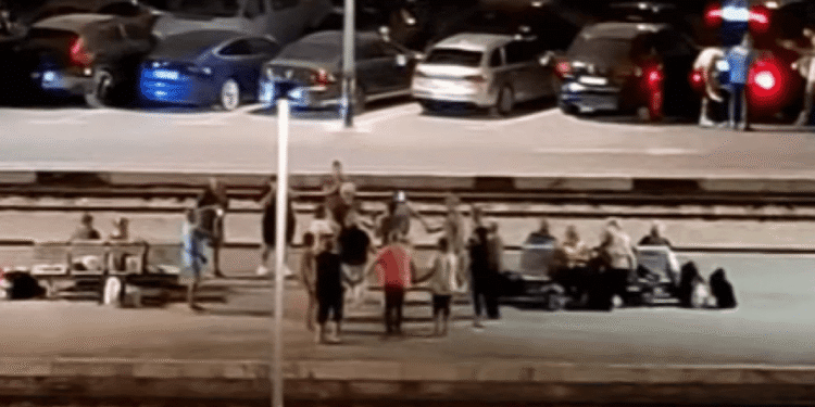VIDEO Kakav prizor na splitskom kolodvoru! Pogledajte što su putnici napravili na peronu