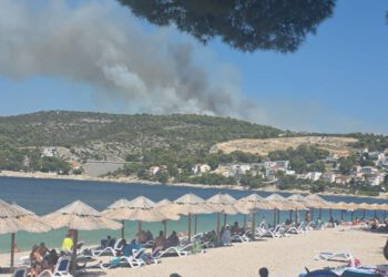 VIDEO Požar kod Primoštena, nad područjem se uzdigao gusti dim
