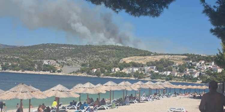 VIDEO Požar kod Primoštena, nad područjem se uzdigao gusti dim