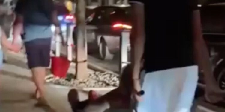 VIDEO Prizor iz Omiša koji govori više od riječi: Unuk baku u karijoli odvezao na sigurno