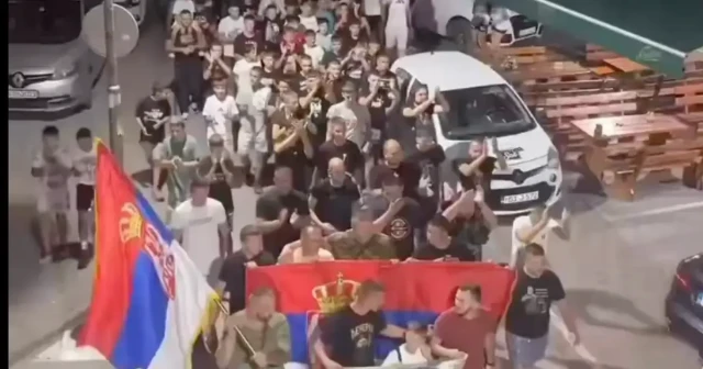 VIDEO Stotine na ulicama Zvornika veličale Ratka Mladića, baklje gorjele i u Višegradu