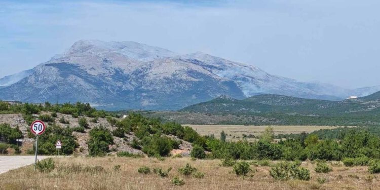Vatrogasci i dalje saniraju požarište na Pelješcu i kod Omiša, na Dinari i dalje aktivno!
