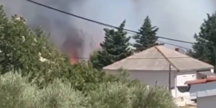 Vatrogasci i zračne snage obranili kuće, situacija je pod kontrolom