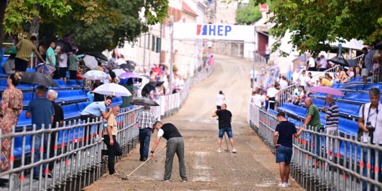 Veliko nevrijeme zahvatilo sinjsko područje. Pogledajte kako izgleda trkalište