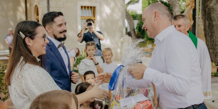 Veliko slavlje kod Solina: Karlo je sedmo dijete u obitelji, na krštenje stigao i ministar