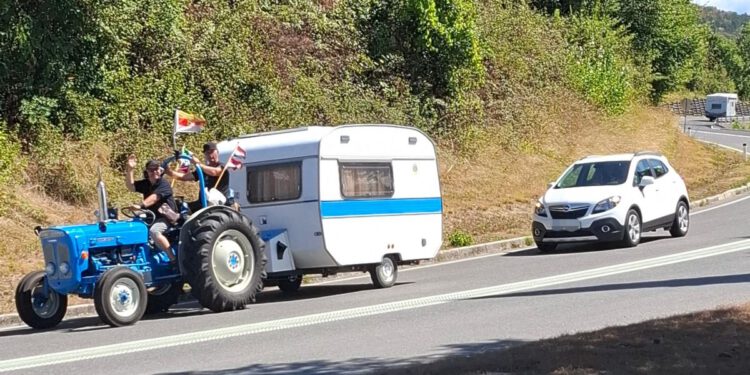 ZAGRIJALI SRCA Austrijanci na  more krenuli traktorom: "Njima se stvarno ne žuri"