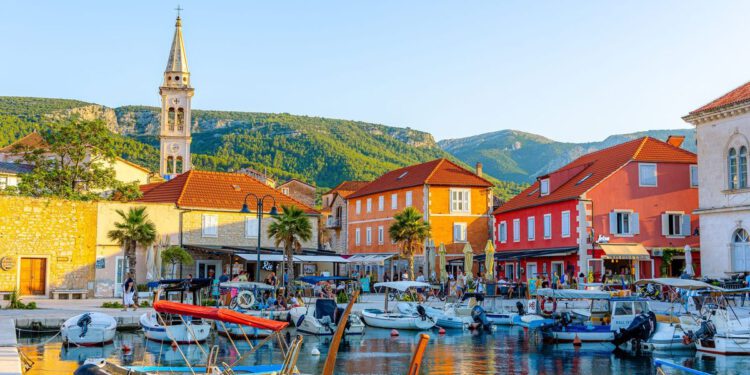 Zašto se u Jelsi ove godine ostaje duže nego drugdje?