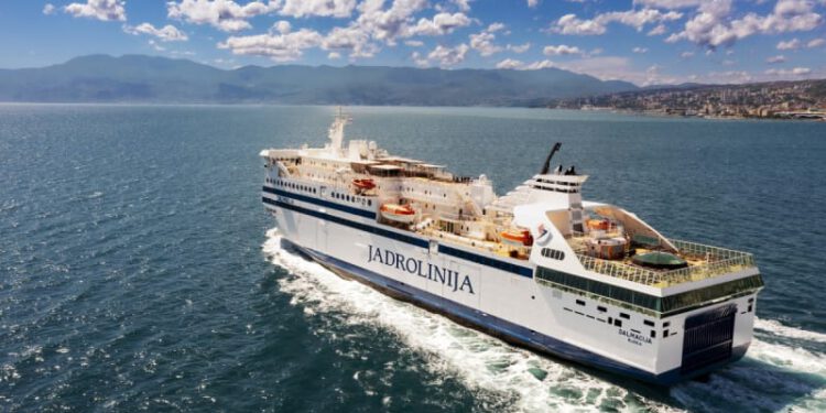 Pokvarila se "Dalmacija", najveći Jadrolinijin trajekt!