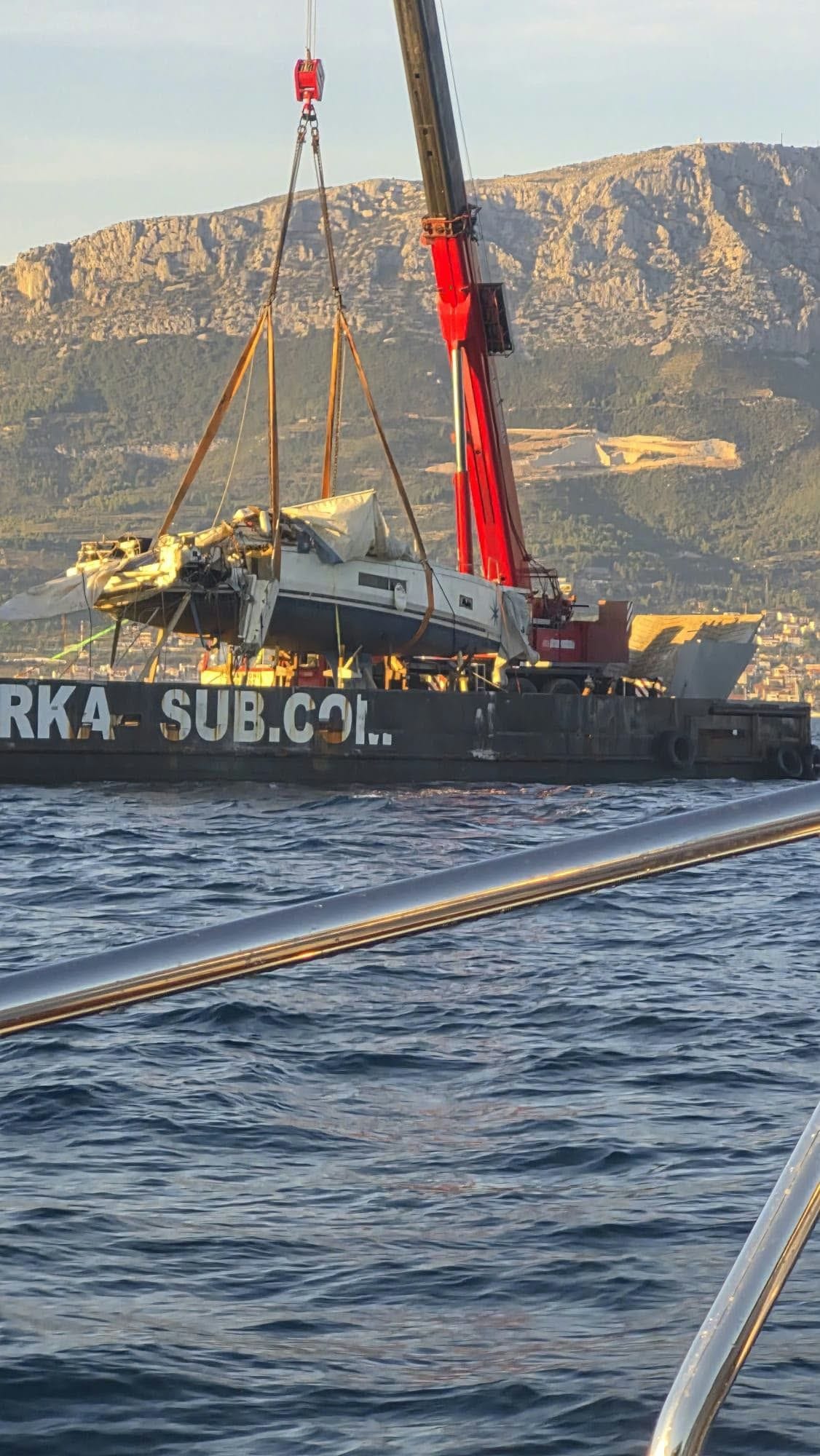 PRIZOR KOJI LEDI KRV U ŽILAMA Nakon više od tri mjeseca izvučena olupina jedrilice poginulih Čeha sa 60 m dubine - Uništeni detalji otkrivaju svu silinu stravičnog sudara!