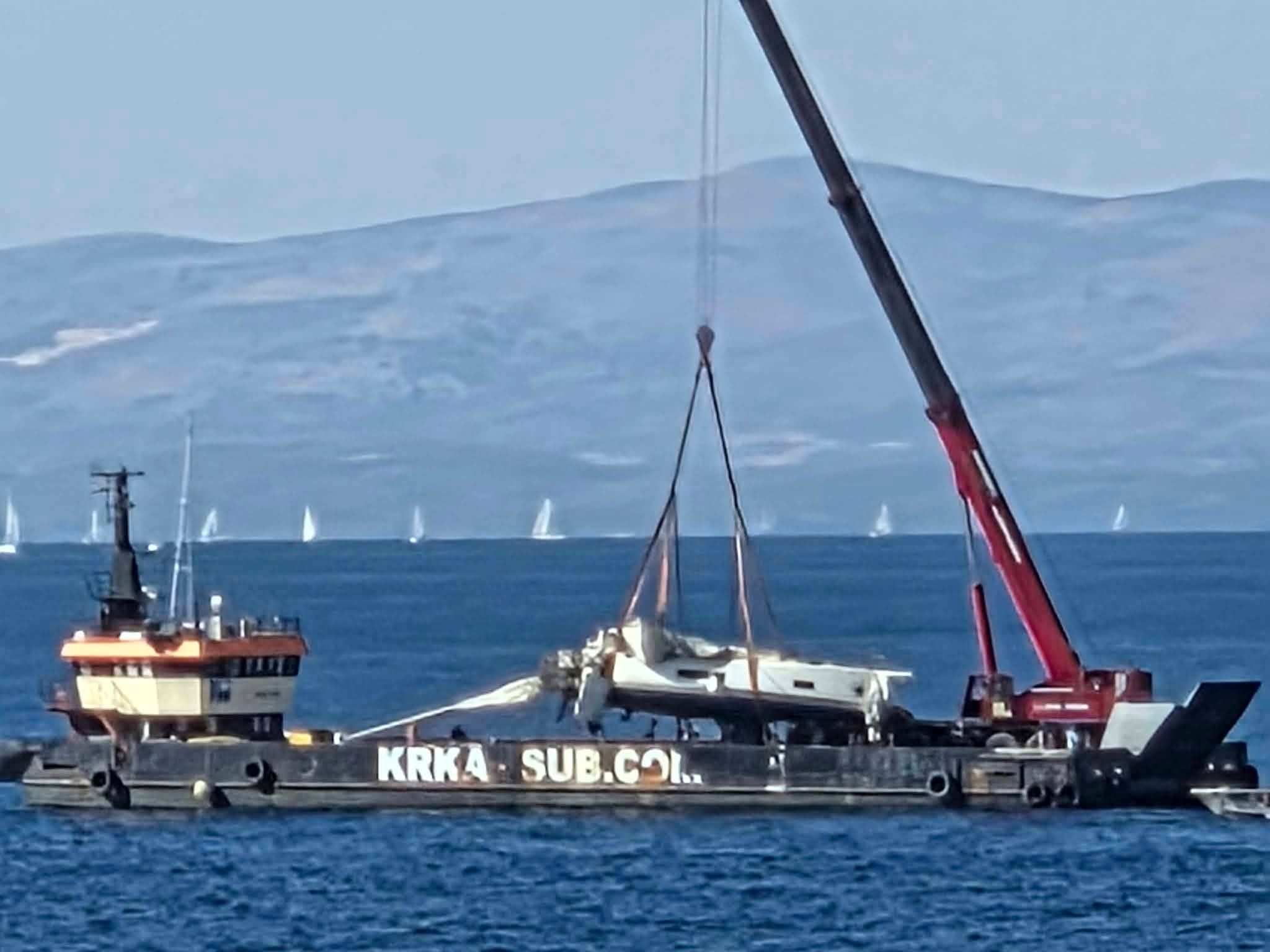 PRIZOR KOJI LEDI KRV U ŽILAMA Nakon više od tri mjeseca izvučena olupina jedrilice poginulih Čeha sa 60 m dubine - Uništeni detalji otkrivaju svu silinu stravičnog sudara!