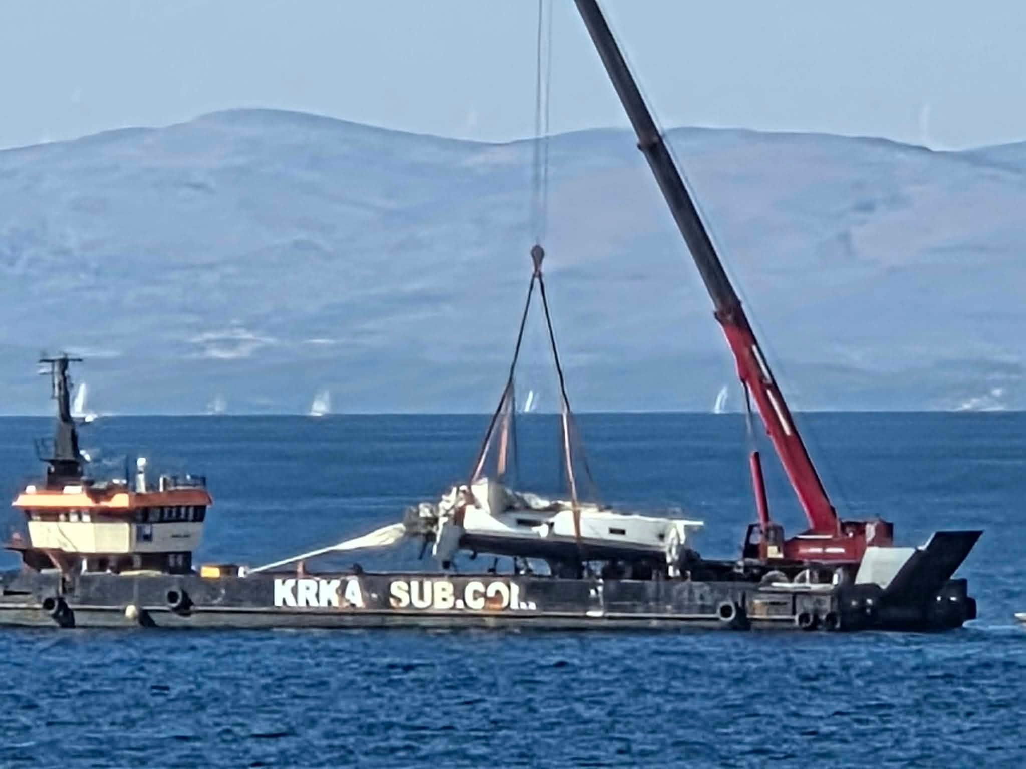 PRIZOR KOJI LEDI KRV U ŽILAMA Nakon više od tri mjeseca izvučena olupina jedrilice poginulih Čeha sa 60 m dubine - Uništeni detalji otkrivaju svu silinu stravičnog sudara!