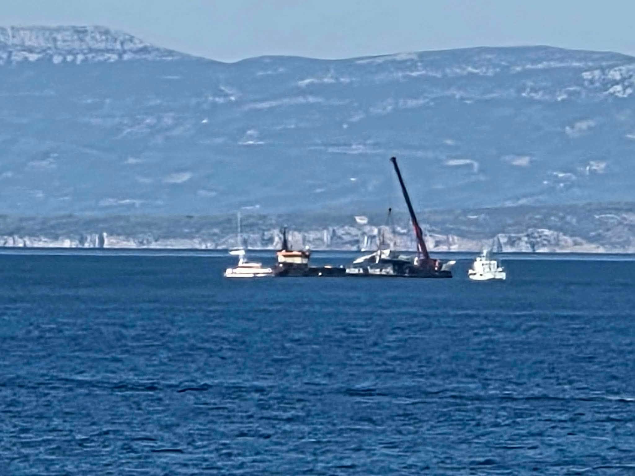 PRIZOR KOJI LEDI KRV U ŽILAMA Nakon više od tri mjeseca izvučena olupina jedrilice poginulih Čeha sa 60 m dubine - Uništeni detalji otkrivaju svu silinu stravičnog sudara!