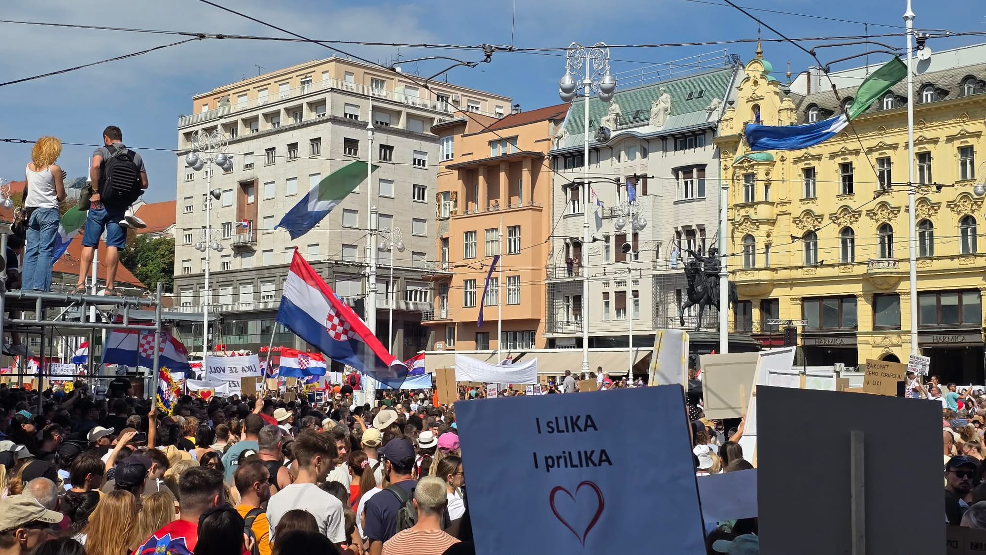 UJEDINJENA HRVATSKA U ZAGREBU Desetci tisuća ljudi gromoglasno, gotovo zaglušujuće poručilo: "Dosta je, ovako dalje ne ide"