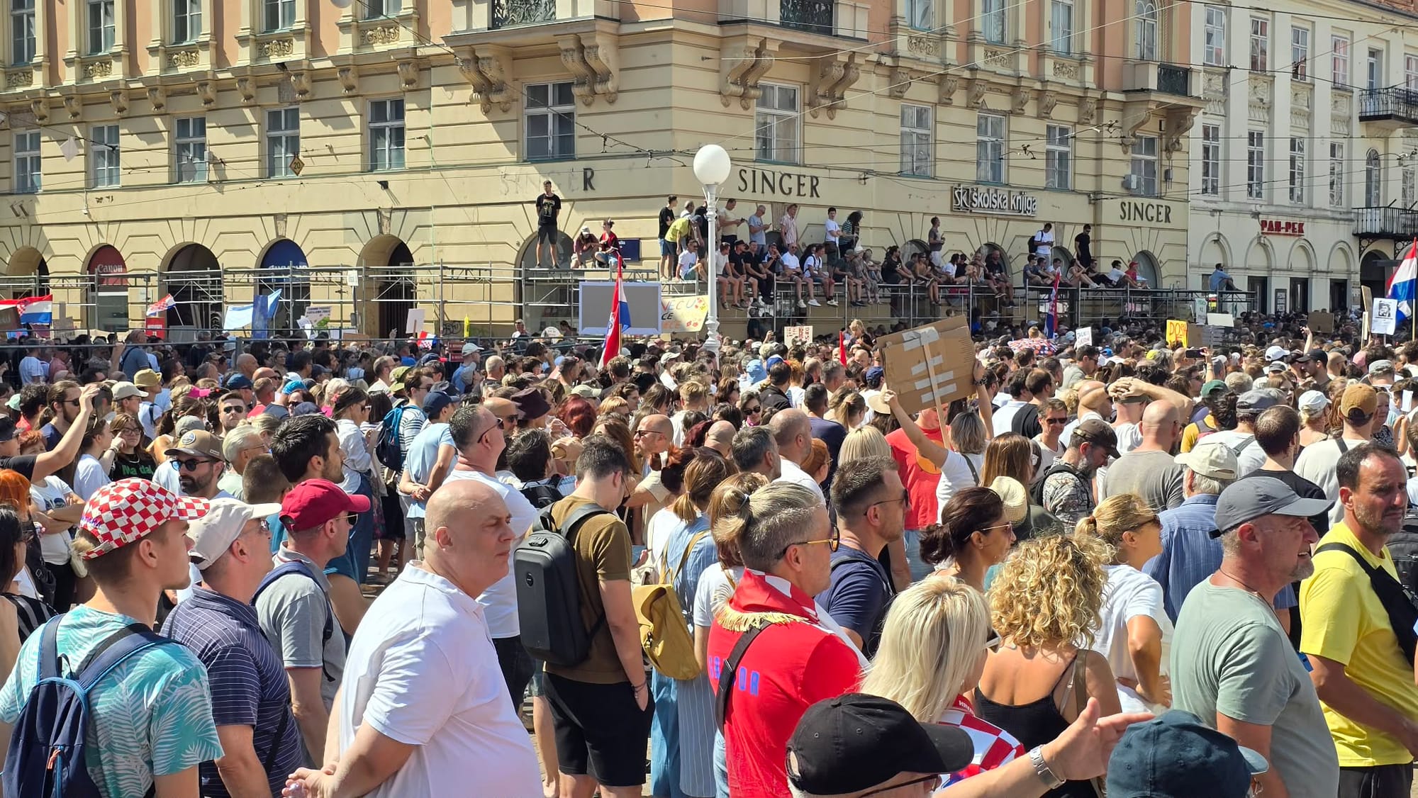 UJEDINJENA HRVATSKA U ZAGREBU Desetci tisuća ljudi gromoglasno, gotovo zaglušujuće poručilo: "Dosta je, ovako dalje ne ide"