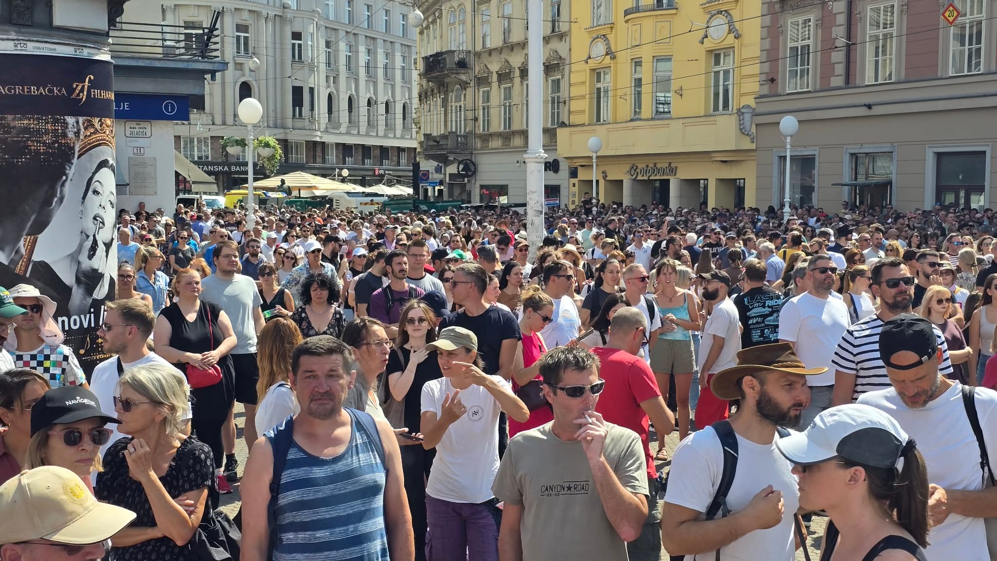 UJEDINJENA HRVATSKA U ZAGREBU Desetci tisuća ljudi gromoglasno, gotovo zaglušujuće poručilo: "Dosta je, ovako dalje ne ide"