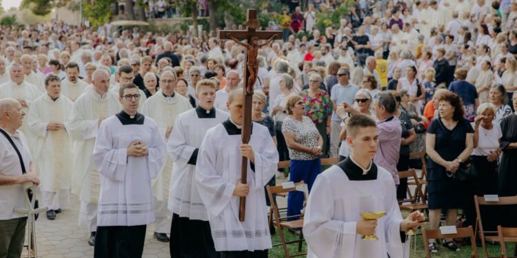 Brojni vjernici okupili se u Vepricu na uočnicu Male Gospe: “Nitko od nas nije nebitan”
