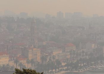 DALMACIJA U DIMU Stručnjak NZJZ-a: “Stariji, mala djeca i respiratorni bolesnici trebali bi se zaštititi!”