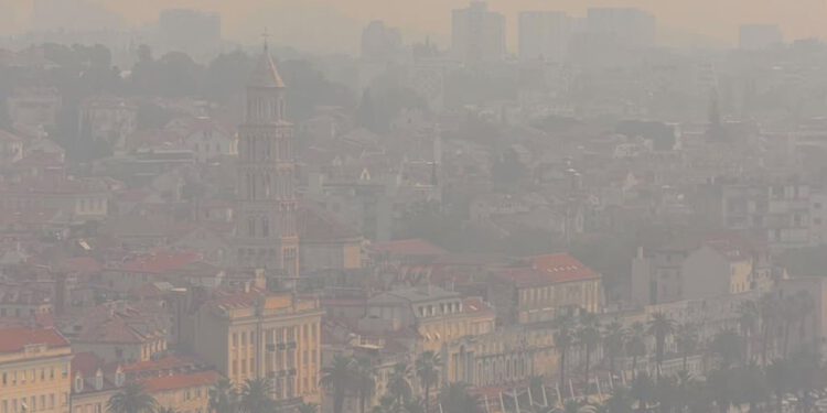 DALMACIJA U DIMU Stručnjak NZJZ-a: “Stariji, mala djeca i respiratorni bolesnici trebali bi se zaštititi!”