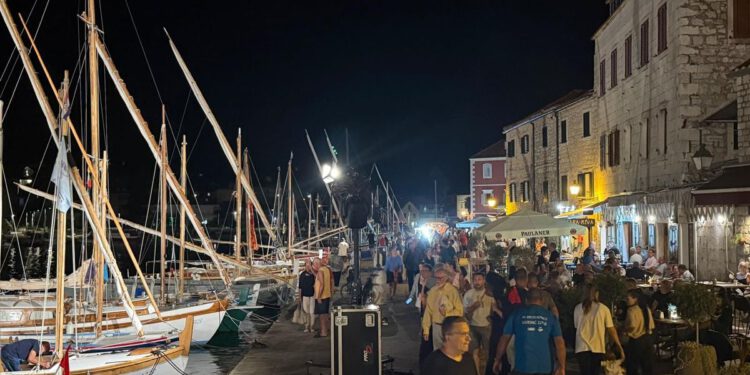 DANI U VALI Starogradsku valu preplavila flota od više od 50 tradicijskih brodova iz cijelog Jadrana, Italije i Crne Gore