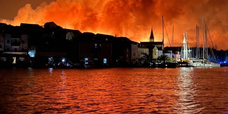 DRAMATIČNA NOĆ NA BRAČU Bura rasplamsala požar prema Milni, kuće obranjene u posljednji trenutak!