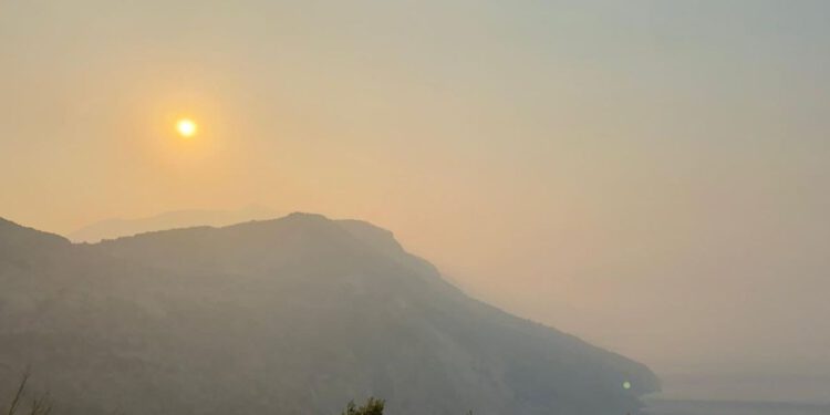 Dalmaciju prekrio gust dim i smrad paljevine, no uzrok ne dolazi iz Hrvatske
