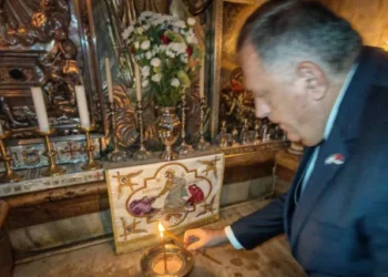 Dodik s Kristova groba: ‘Zapalio sam svijeću za naše države Srbiju i Republiku Srpsku’