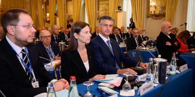 Dok se Hrvatska budi, evo ga premijer objavljuje slike iz