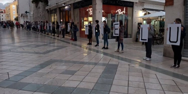 Domine žestoko uzvratile nakon napada na feminizam: “Žena koja je pretučena ne treba predavanje o Sovjetskoj Rusiji”