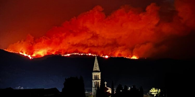 Dramatična noć na Braču, požar nošen jakim jugom krenuo uzbrdo: “Zatvorena cesta, nestalo struje”