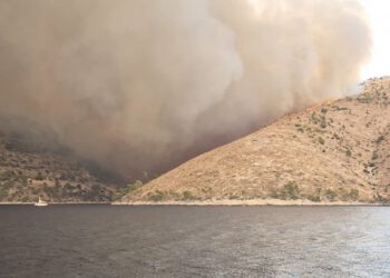 FOTO Dramatični prizori kod uvale Blaca: Ovako požarište na Braču izgleda s mora