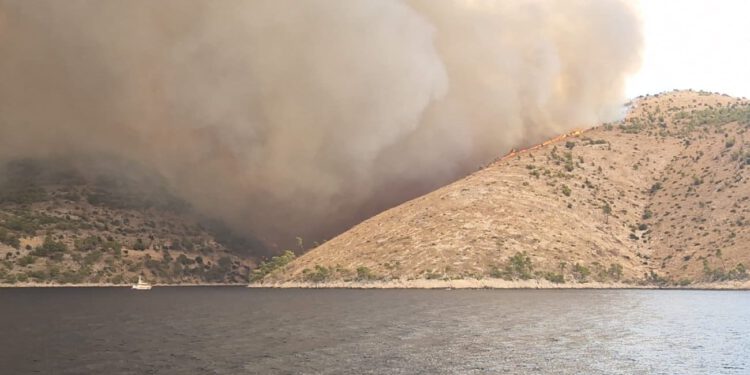 FOTO Dramatični prizori kod uvale Blaca: Ovako požarište na Braču izgleda s mora