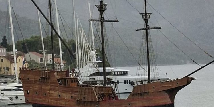 FOTO Impresivan brod stigao na Hvar, evo o čemu se radi