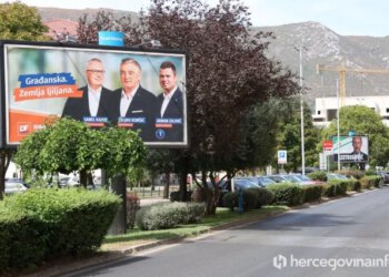 FOTO Počela predizborna kampanja: Mostar ‘okićen’ plakatima