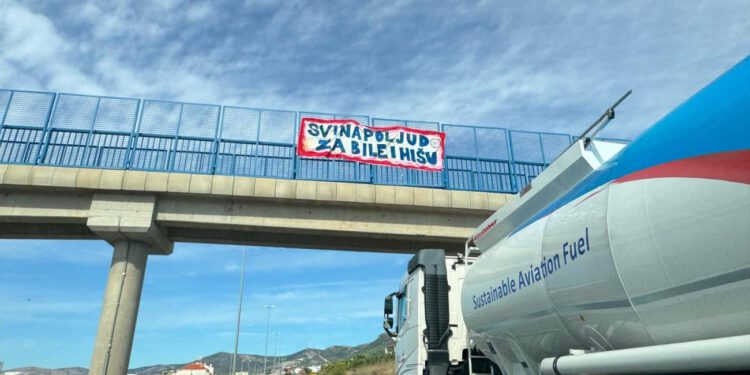 FOTO Poruka osvanula uz Jadransku magistralu: „Svi na Poljud za Bile i Mišu“