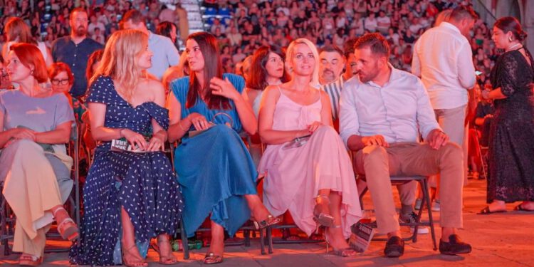 FOTO Splićani pohrlili na drugu večer Splitskog festivala, pogledajte tko je sve stigao