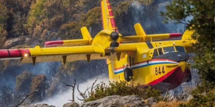 Fotografija gašenja požara na Braču izazvala lavinu oduševljenja: “Brutalno, HRZ legende!”