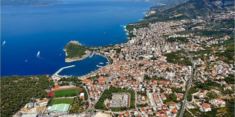 Grad Makarska uvodi besplatno parkiranje za umirovljenike u sklopu gradskog programa Zlatni kišobran