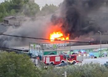Gusti crni dim nadvio se nad Kaštelima: Gori skladište prodajnog centra Eurogarden
